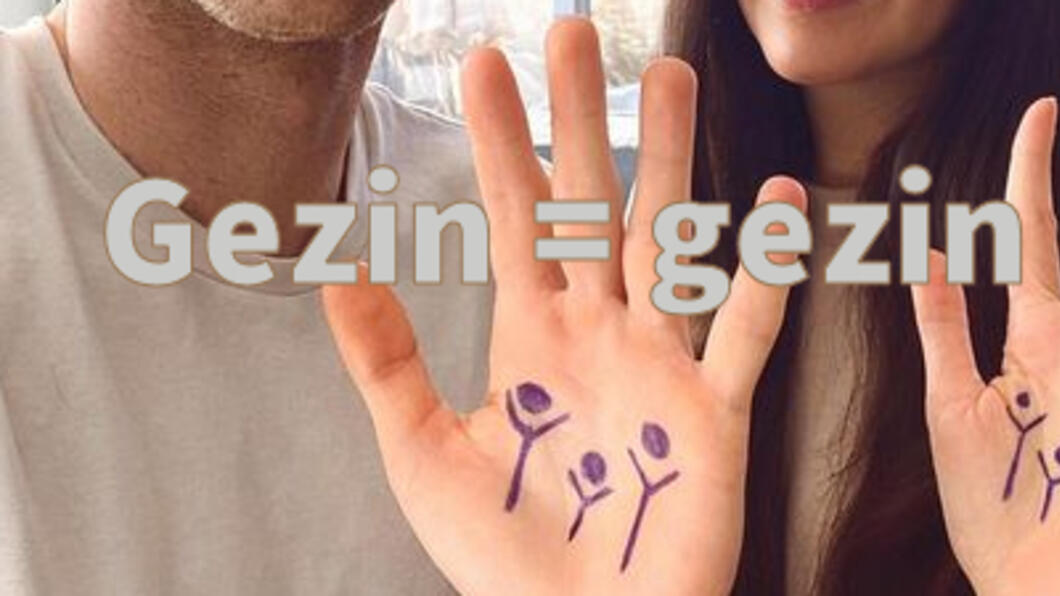 Handen van voetballer Péter Gulácsi en diens vrouw met de symbolen van de campagne 'gezin is gezin' (voor regenbooggezinnen)