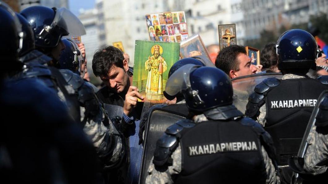 Demonstranten tegen Pride met christelijke ikonen, gendarmes erbij
