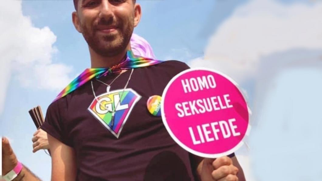 Asielzoeker draagt bord met tekst 'homoseksuele liefde'