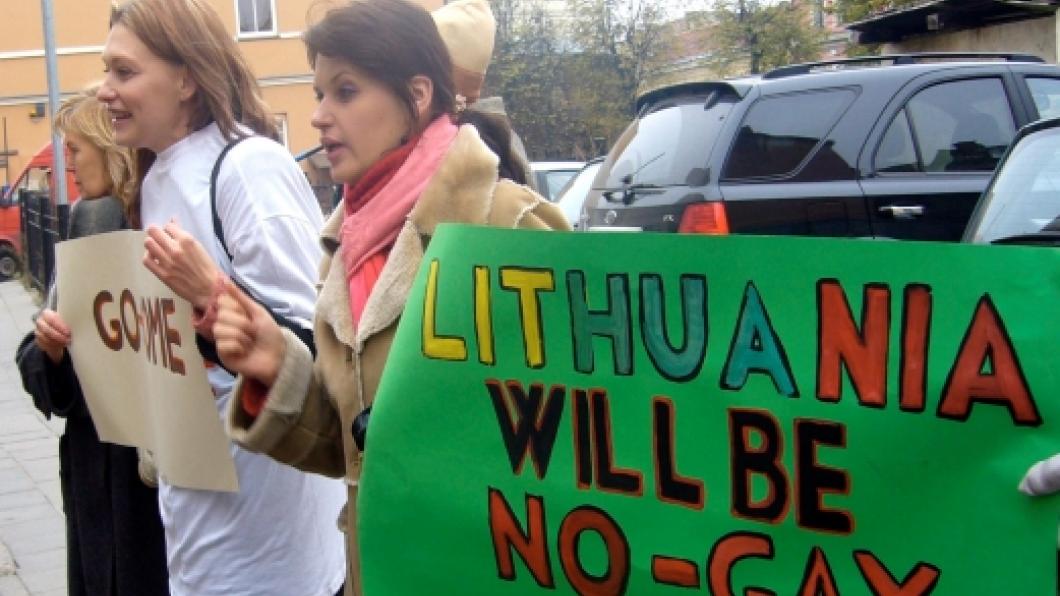 Anti-homo-protest in Vilnius. Demonstranten dragen spandoek "Lithuania will be [a] no-gay zone"