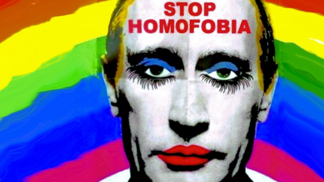 Affiche met Poetins hoofd kleurig opgemaakt tegen achtergrond van regenboogkleuren. Op voorhoofd de tekst Stop Homophobia