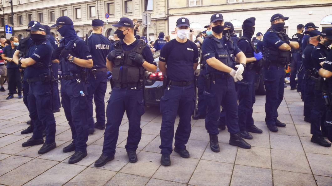 De Poolse politie staat gegroepeerd, klaar voor actie