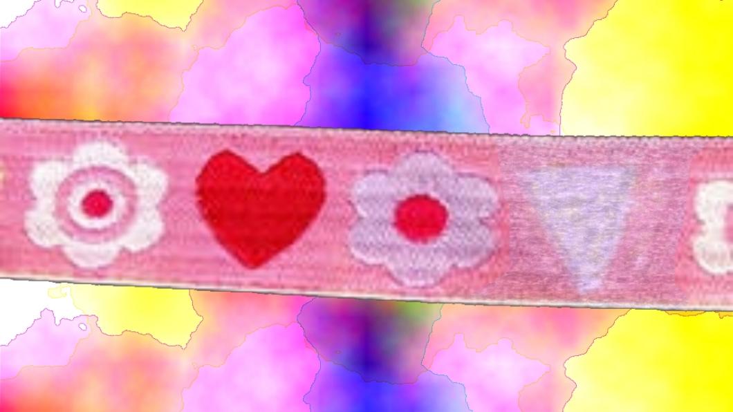 Handwerk: roze ceintuur met verschillende figuurtjes erin verwerkt