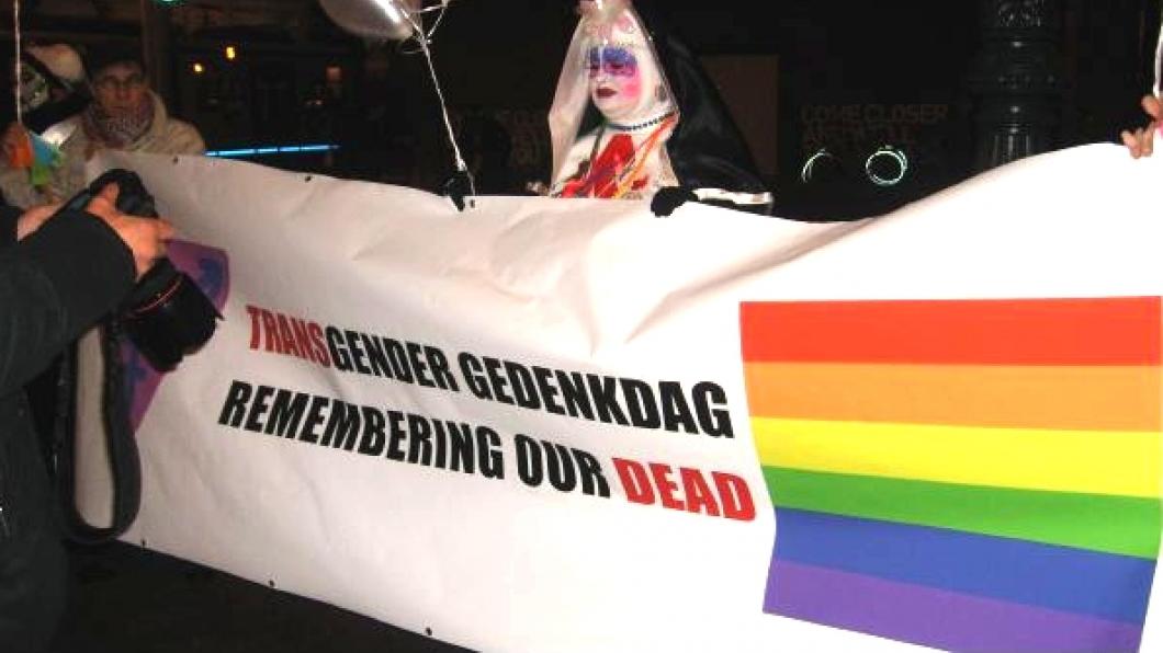 Foto van Transgendergedenkdag, spandoek met tekst