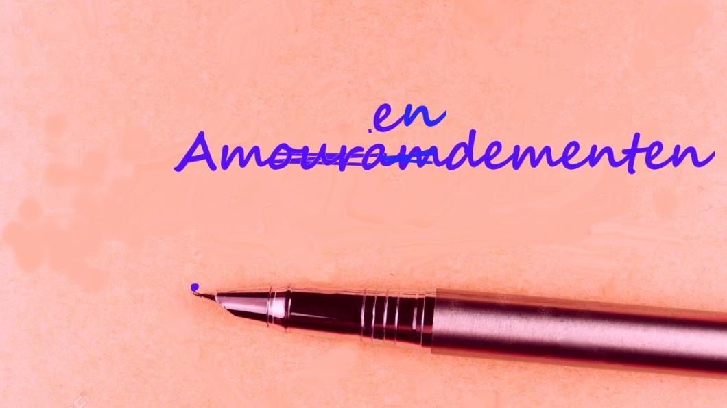 Pen die op papier ligt, met de tekst "amouramdementen" waarvan letters doorgestreept en toegevoegd zodat er amendementen komt te staan