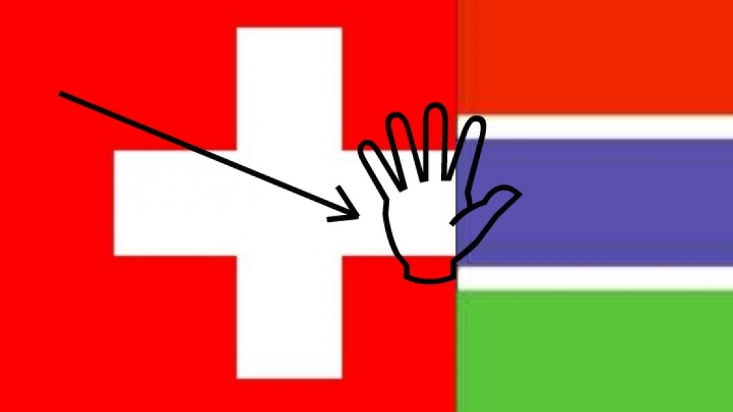 Vlaggen van Zwitserland en Gambia, pijl vanuit Zwitserse naar Gambiaanse vlag, hand die pijl tegenhoudt