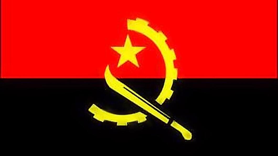 Angolese vlag met rode baan boven, zwarte beneden, gouden raderwerk, zeis en ster