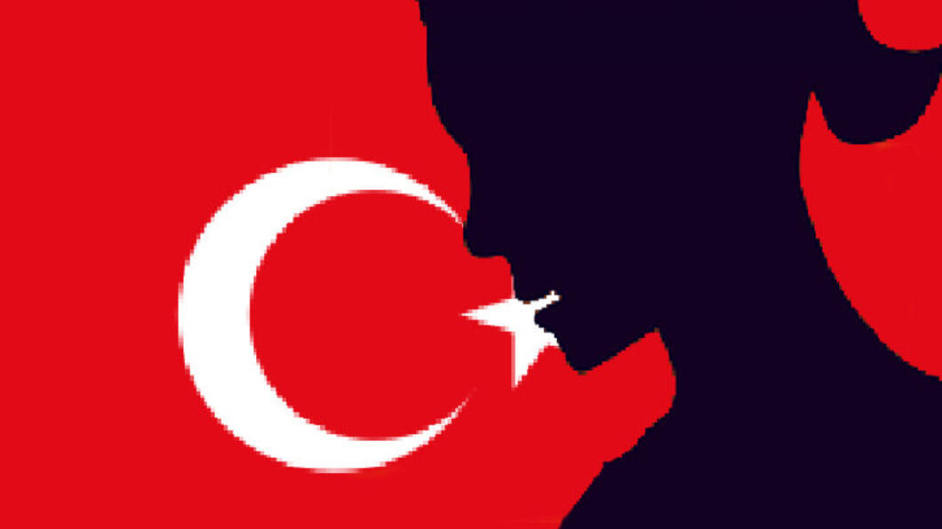 Turkse vlag met op de voorgrond het silhouet van een treurende vrouw