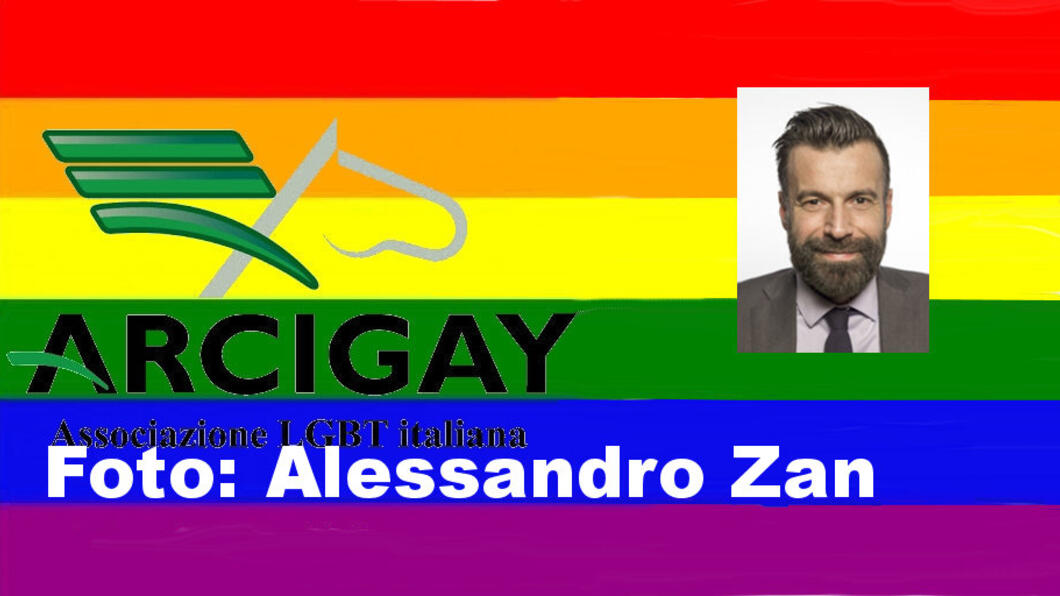 Vlag van Italiaanse LHBT-organisatie Arcigay met foto van Alessandro Zan