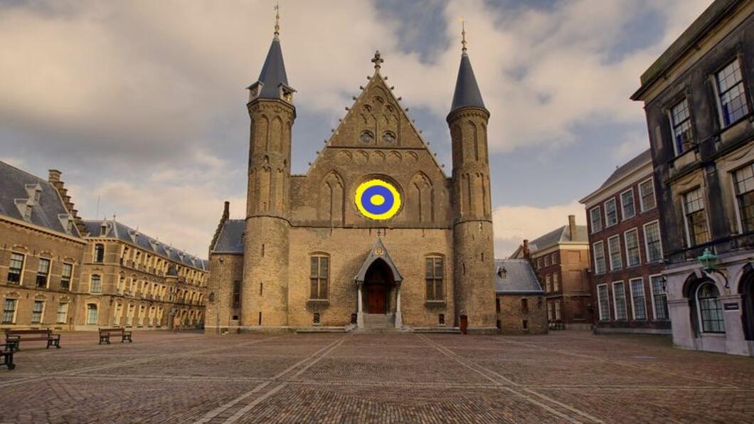 Ridderzaal waarbij het ronde raam is vervangen door het symbool uit de intersekse-vlag
