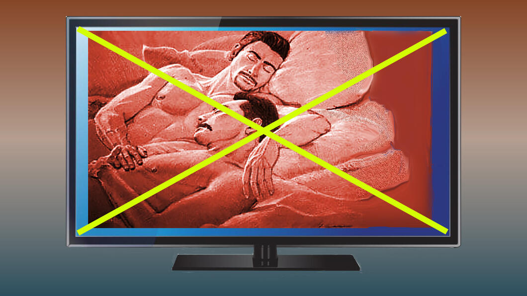 televisie met als beeld twee mannen in bed