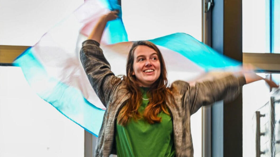 Kim van Sparrentak dansend met trans vlag