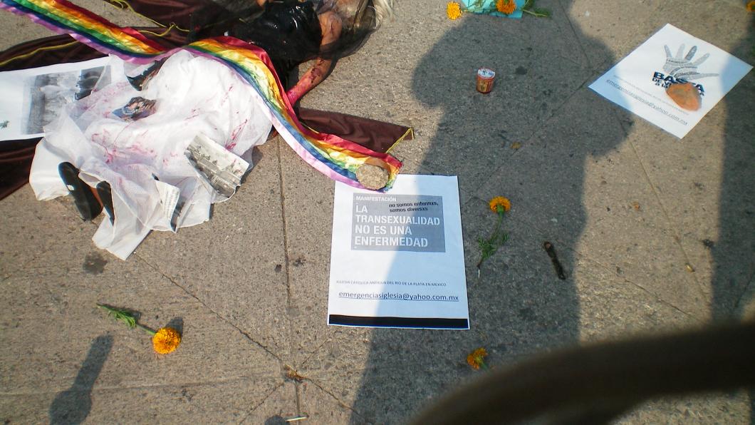Cuernavaca, México: uitstalling vanwege Allerzielen/Alleheiligen. De tekst op het plakkaat luidt: "Transseksualiteit is geen ziekte"(foto Michiel Odijk) Uitstalling op Mexicaans plein vanwege Alleheiligen/Allerzielen: plakkaat toont de tekst "Transseksualiteit is geen ziekte"