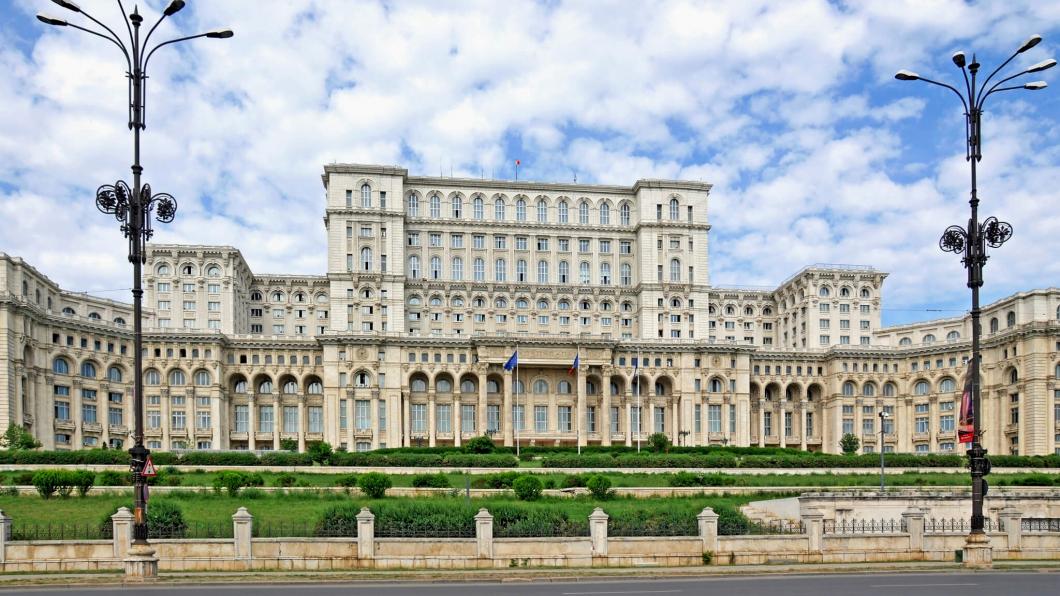 Het Roemeense parlement huist in het paleis dat Ceaușescu ooit liet bouwen Romeens-parlement.jpeg