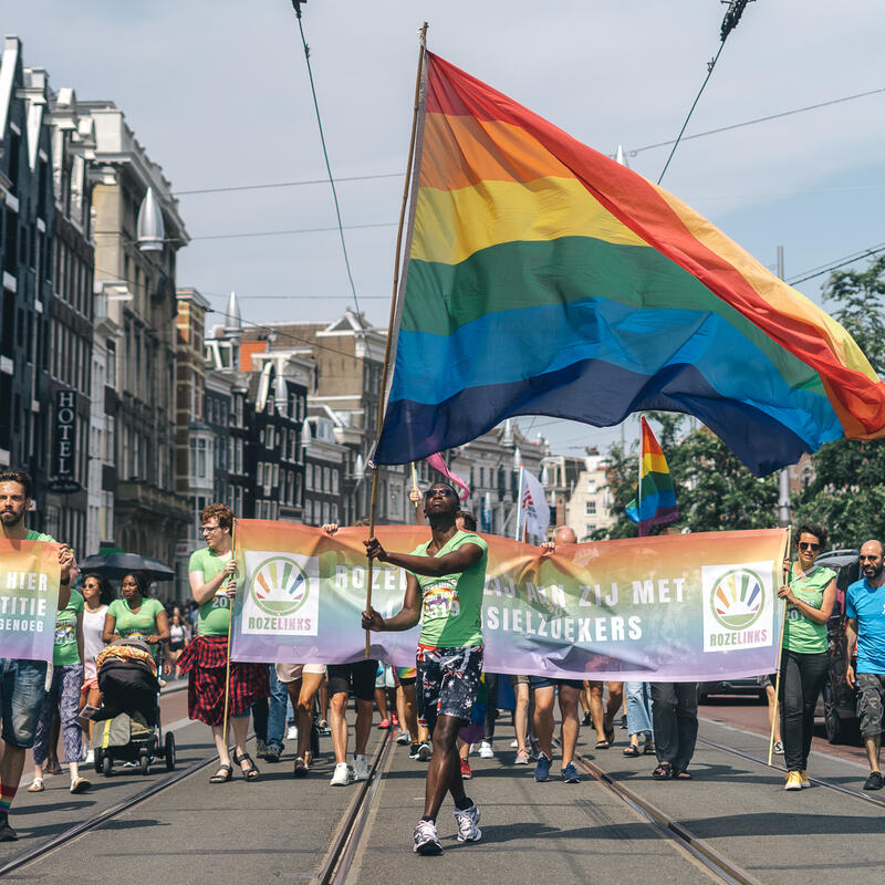 RozeLInkse ploeg tijdens PrideWalk in Amsterdam 2019