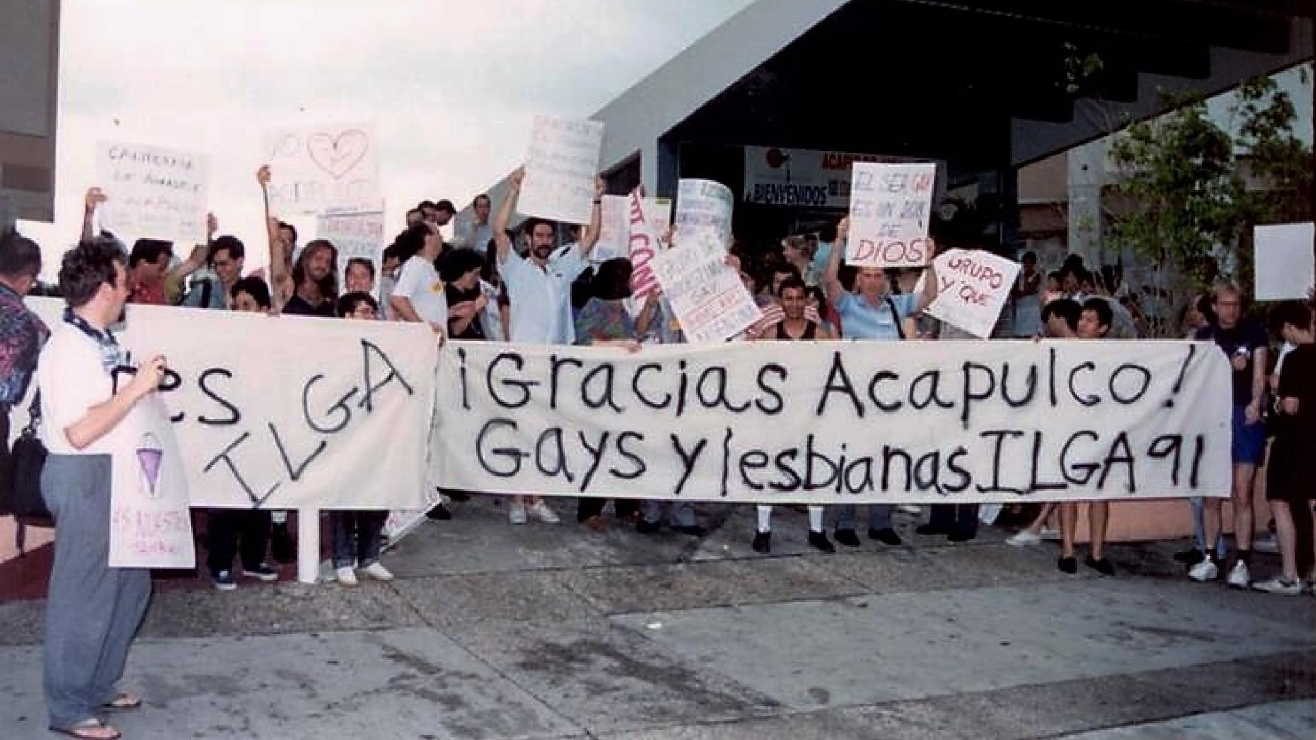 Foto van demonstratie met banner "¡Gracias Acapulco!"