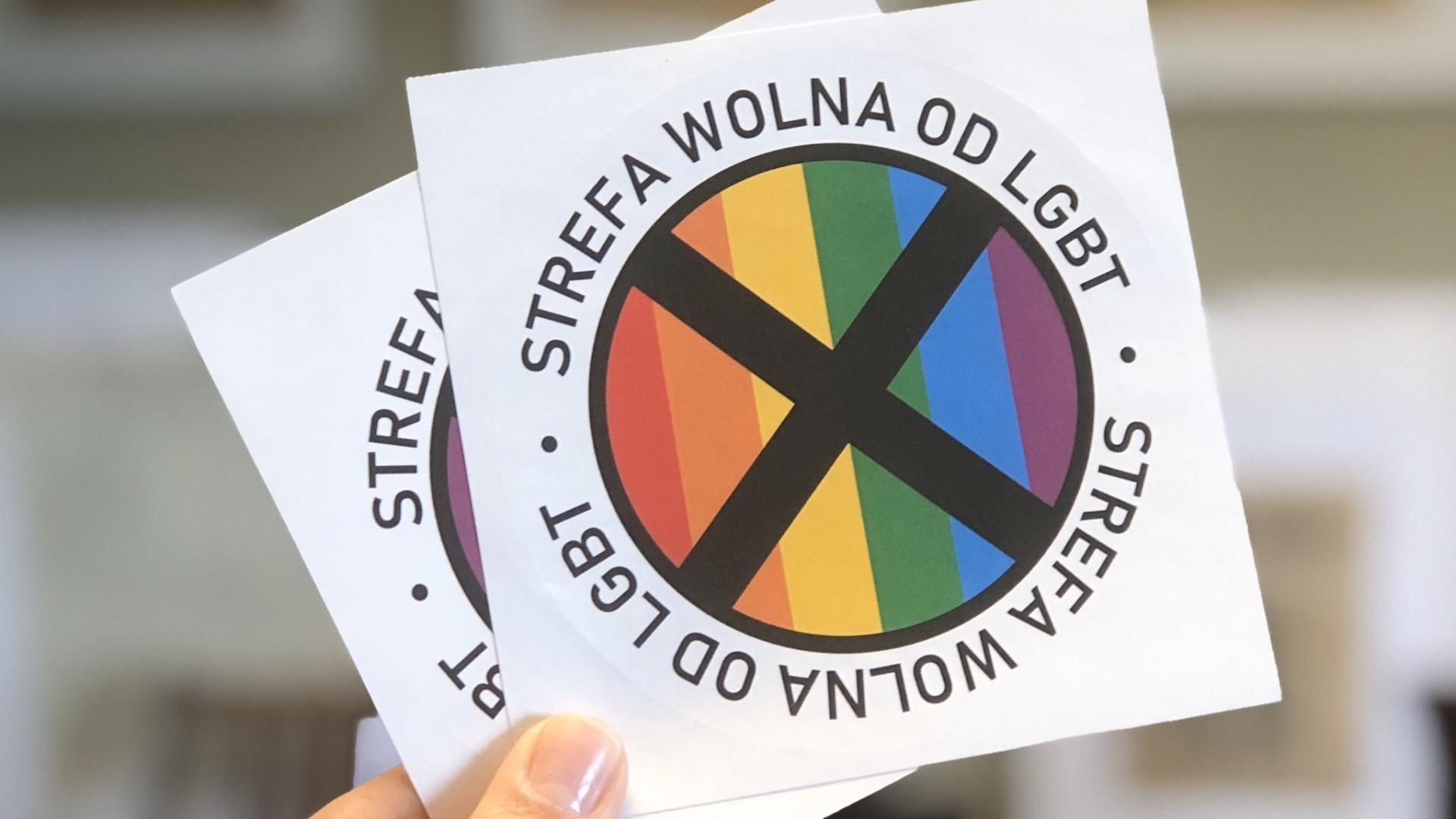 Voorbeelden van de stickers waarop (in het Pools) "LHBT-vrije zone" staat