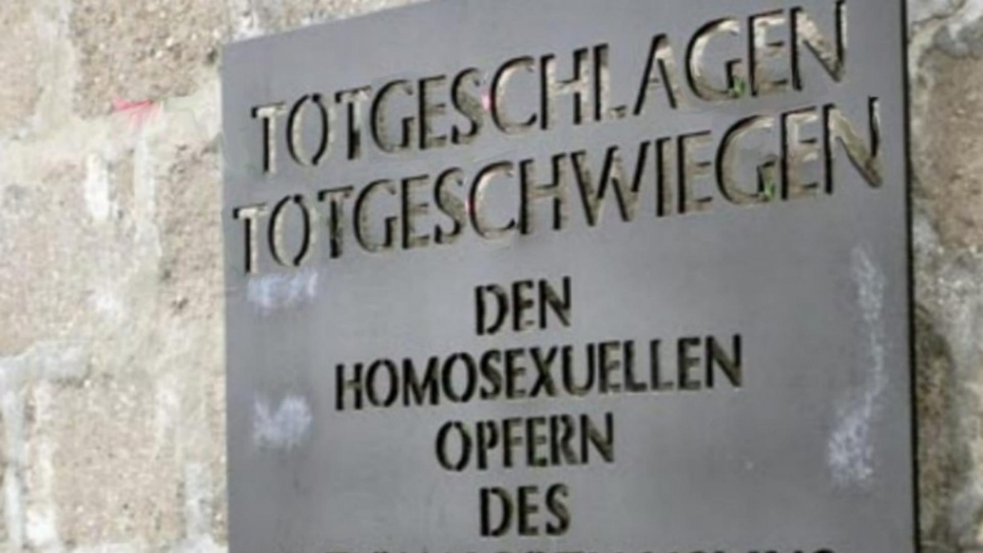 Foto van herdenkingsplaquette voor homo's in voormalig concentratiekamp Sachsenhausen