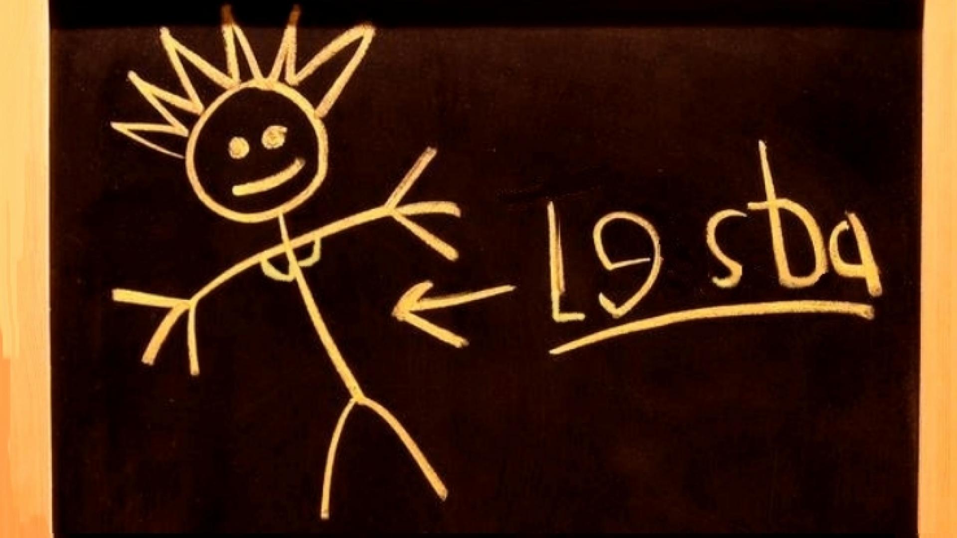 Schoolbord met kindertekening en in kinderhandschrift het woord 'lesba'