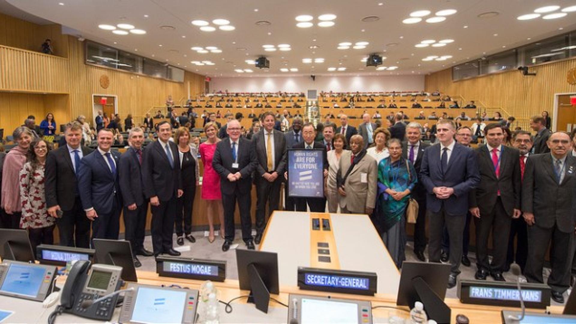 Meeting van de VN-groep met Ban Ki-Moon en véél vertegenwoordig/st/ers en bord dat mensenrechten voor iedereen gelden