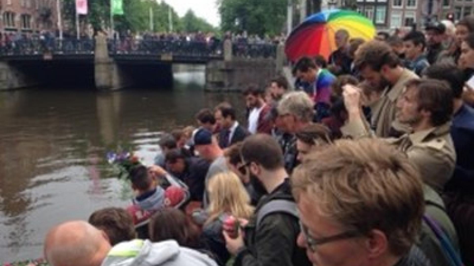 Foto van de herdenking van de slachtoffers van de 'Orlando shooting' in Amsterdam
