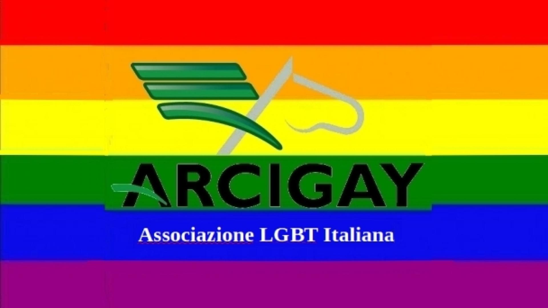 Regenboogvlag met logo van Arcigay, de Italiaanse LHBT-beweging actief in diverse steden
