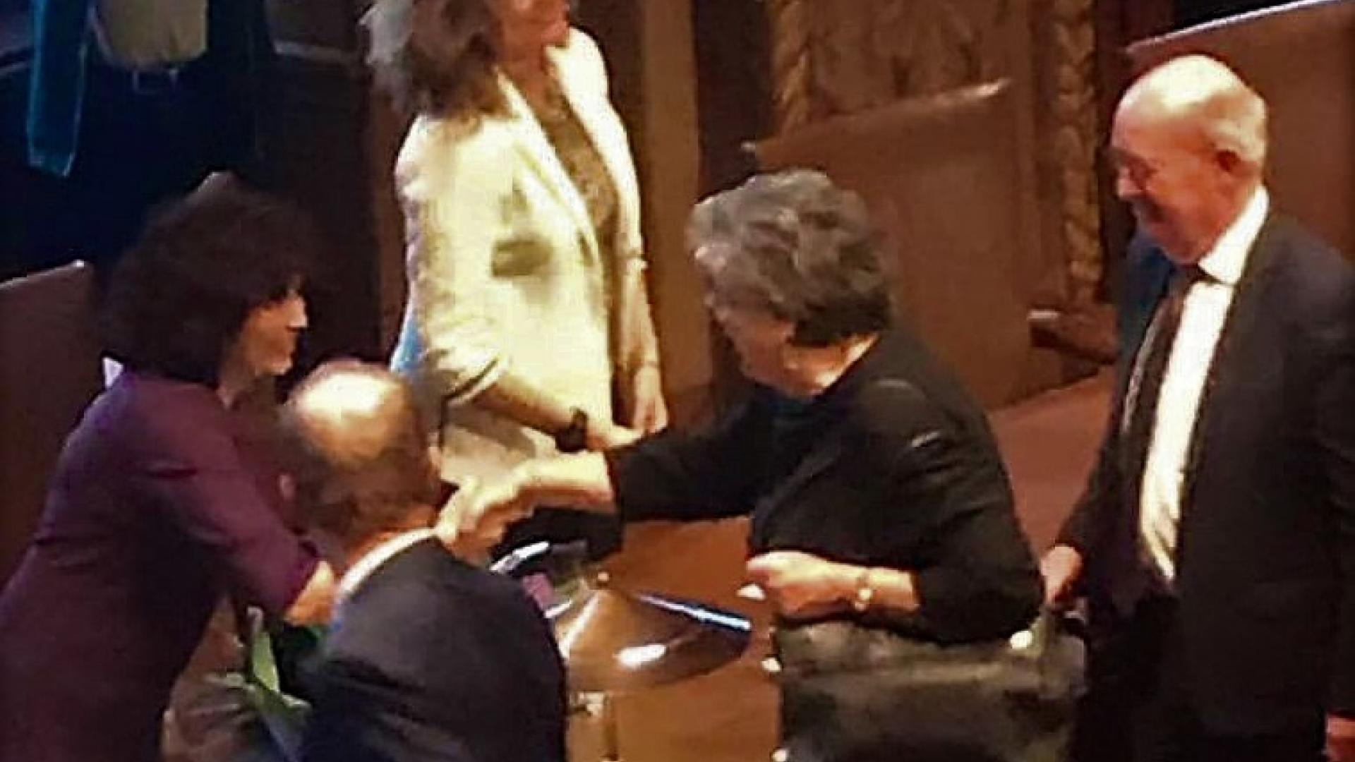 Nevin en Vera worden gefeliciteerd in de Senaat (foto van slechte kwaliteit)