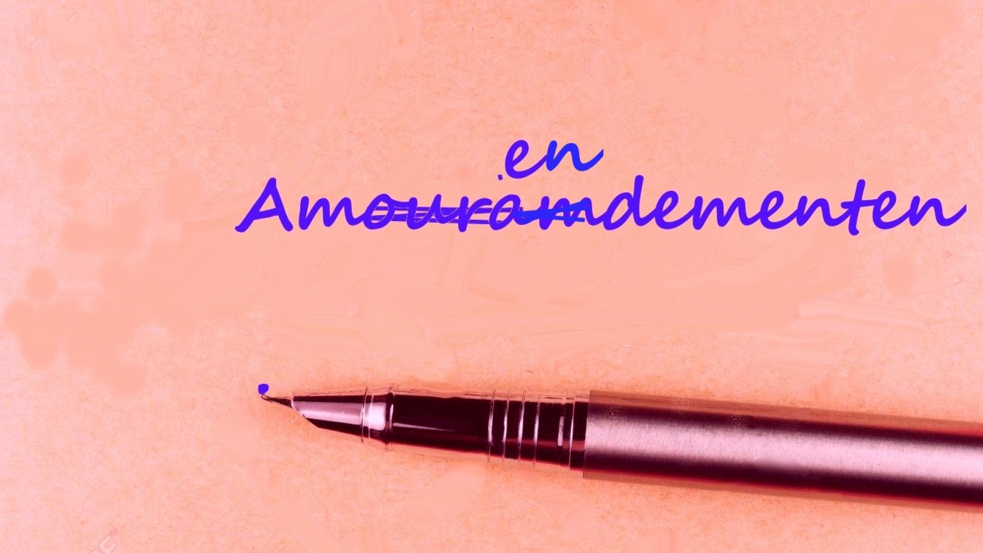 Pen die op papier ligt, met de tekst "amouramdementen" waarvan letters doorgestreept en toegevoegd zodat er amendementen komt te staan