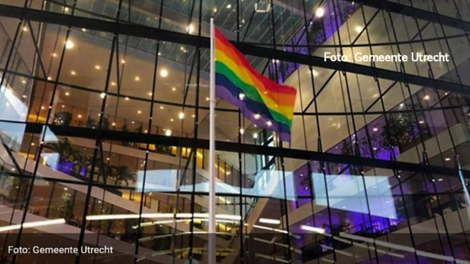 Foto van gemeentekantoor Utrecht met regenboogvlag - copyright gemeente Utrecht