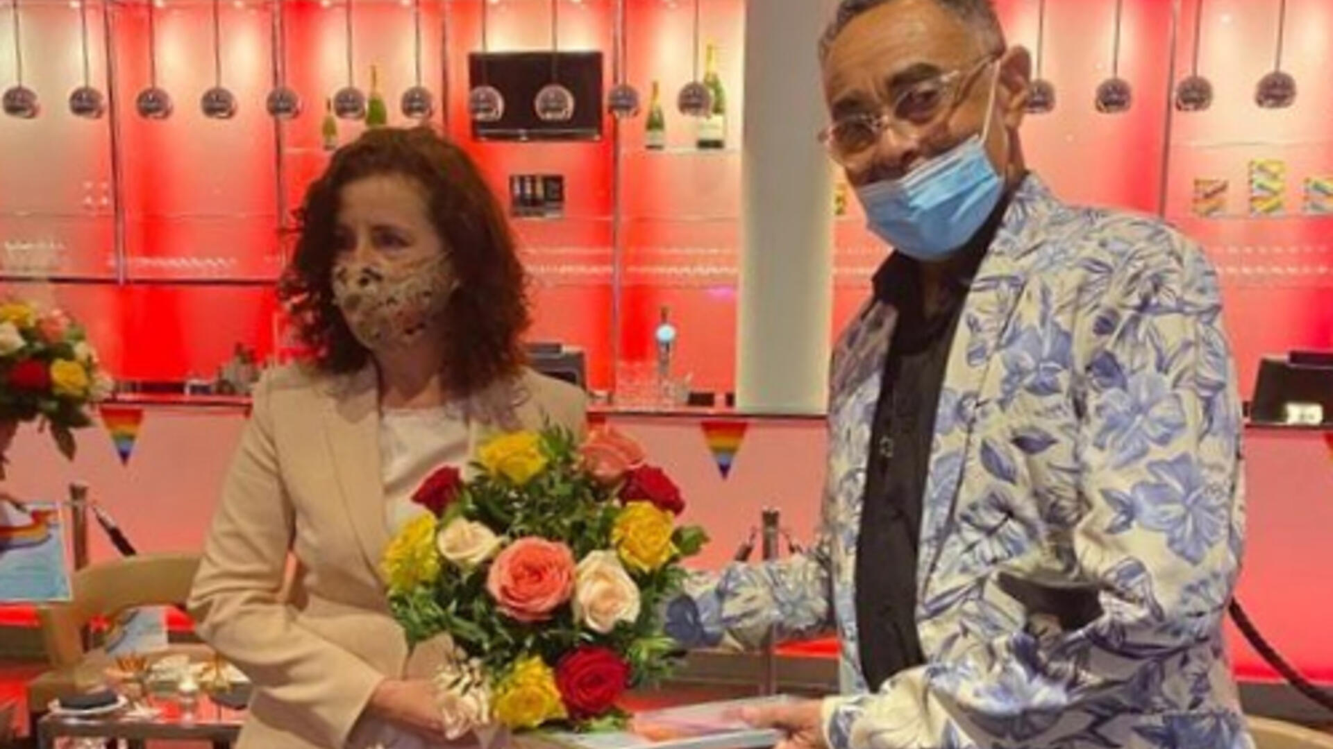 Ingrid van Engelshoven en Glenn Helberg allebei met mondkapje en bloemen