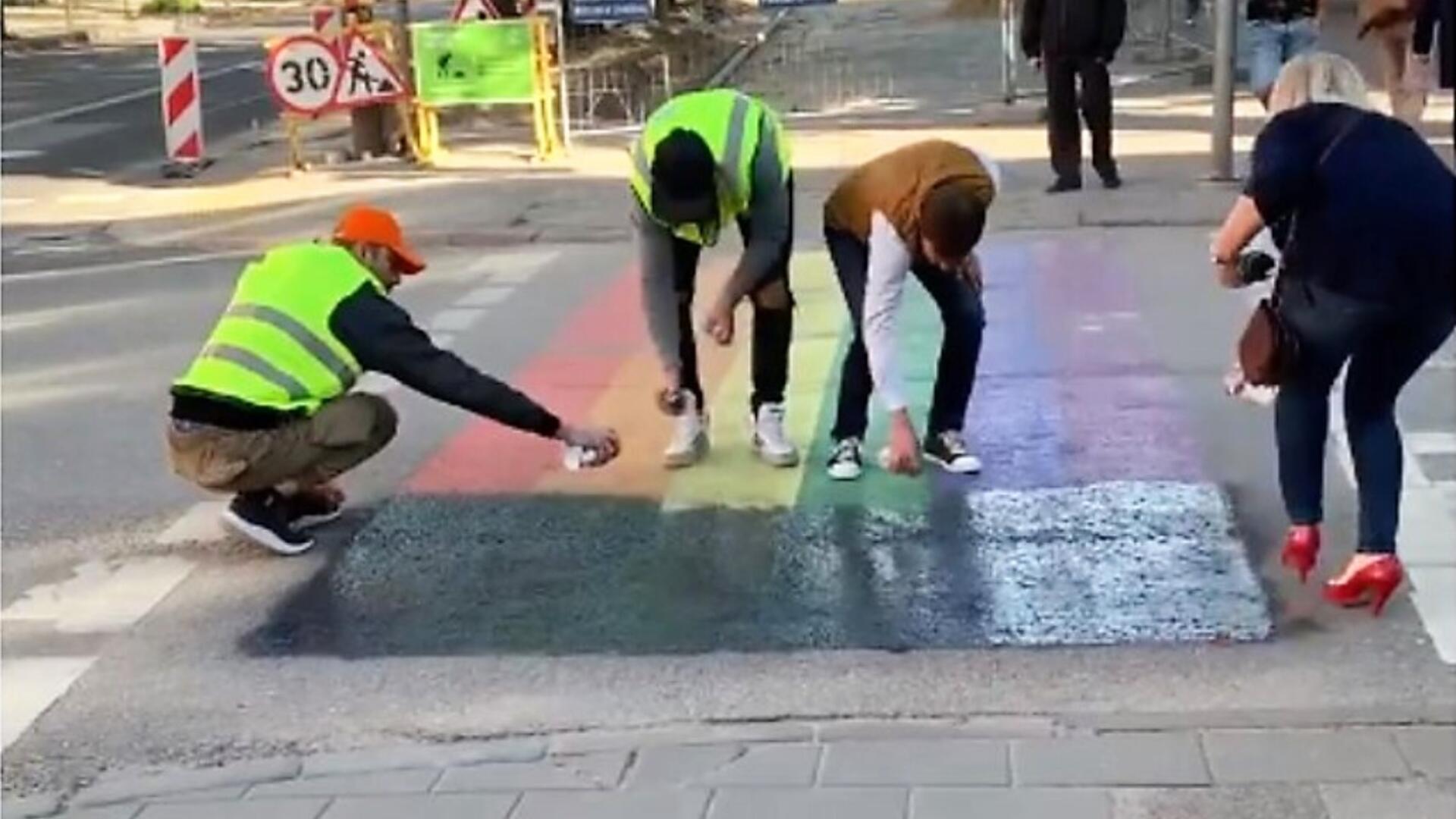 Beeld uit de video die de anti-LHBT-activisten zelf opnamen waarin ze de regenboogzebra overschilderen met zwarte verf