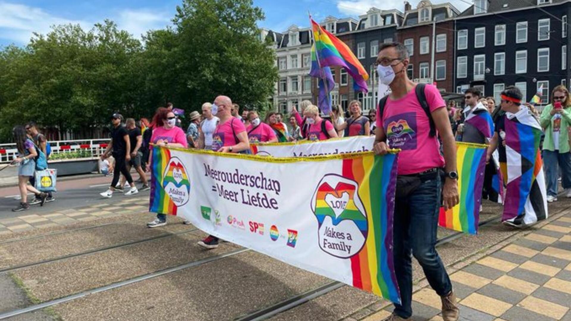 foto van Pride Walk-deelnemenden met spandoek