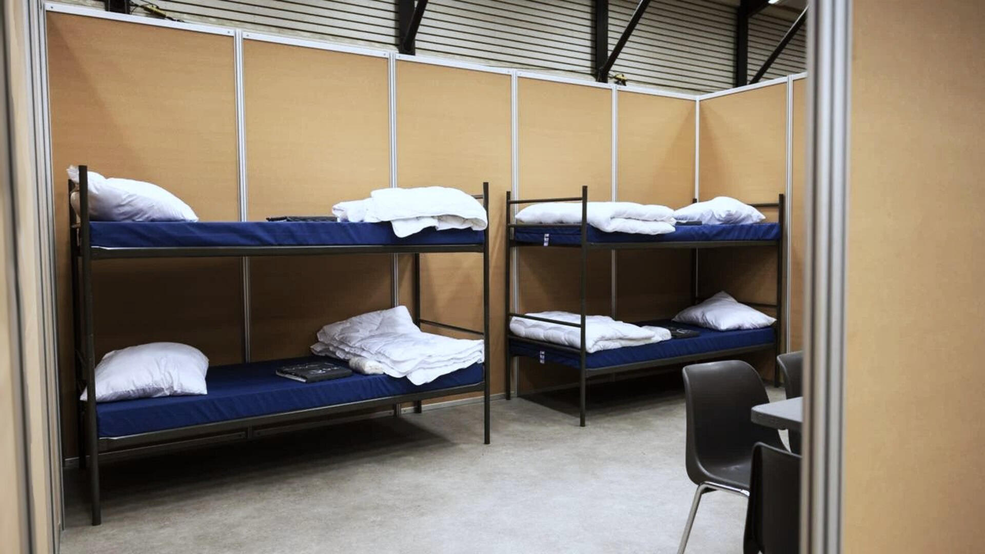 Interieur van een kamer van een AZC