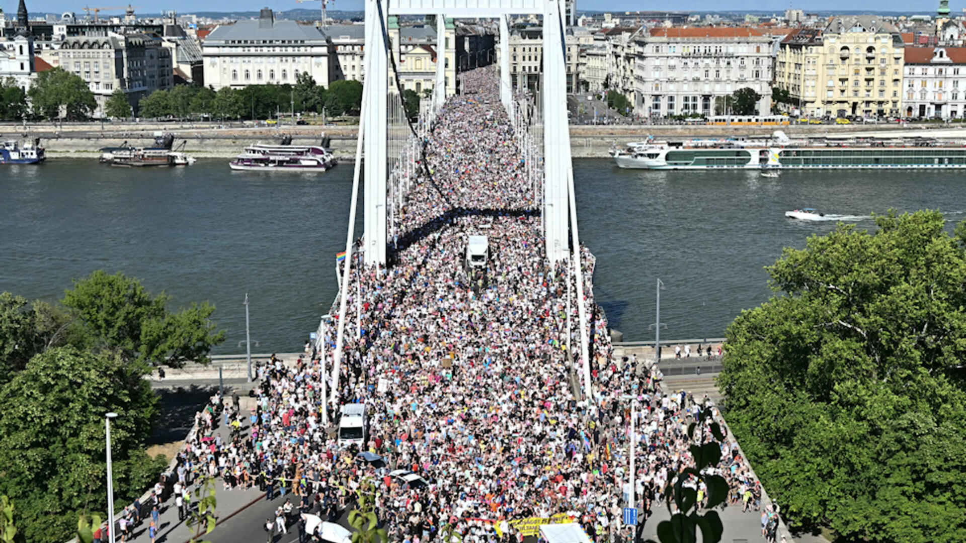 luchtfoto van de Budapest Pride waar de massaliteit duidelijk te zien is