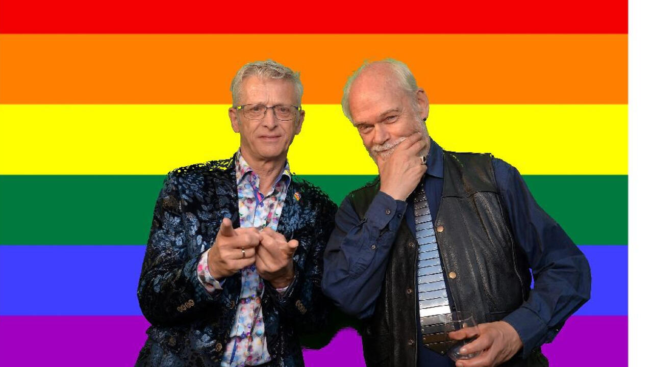 Regenboogachtergrondfoto Henk en Michiel gemaakt op het Finse ambassadeterrein